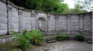 Esedra del Santuario della Madonna del Monte